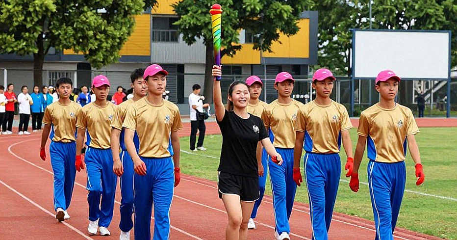 Một thủ môn Nhật Bản, cú đẩy bóng lên xà ngang và lớp trầm tích của một bản tin