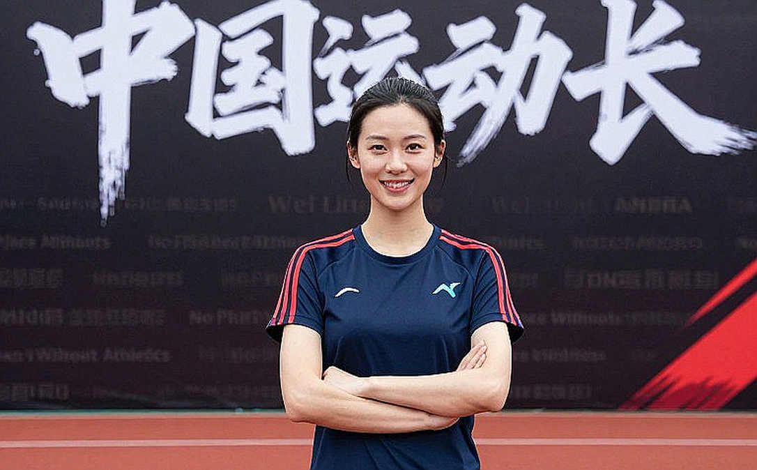 Khoảng trắng trong kỳ chuyển nhượng: Ai lấp nó, bằng gì, và vì sao cái tên bịa nghe thuyết phục hơn cái tên thật
