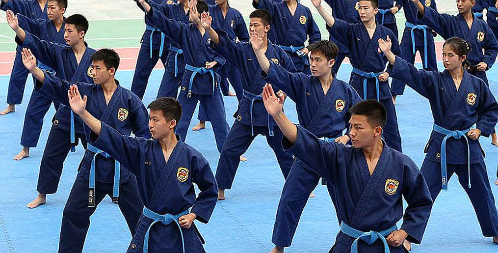 Trận Đấu Bị Bỏ Quên: Khi Sân Cỏ Trống Vẫn Giữ Nguyên Luật Và Ánh Sáng Chỉ Đến Từ Dữ Liệu