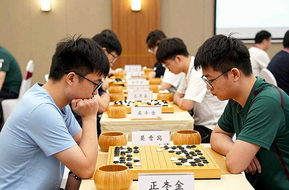 Khi ký ức tập thể ngủ quên: Ván cờ 11 tuổi và nước cờ không ai ngờ