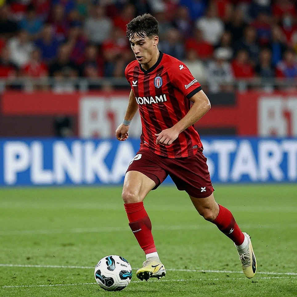 Van Hecke foot injury: Tottenham lose £52m centre-back before Old Trafford trip Van Hecke foot injury: Tottenham lose £52m centre-back before Old Trafford trip