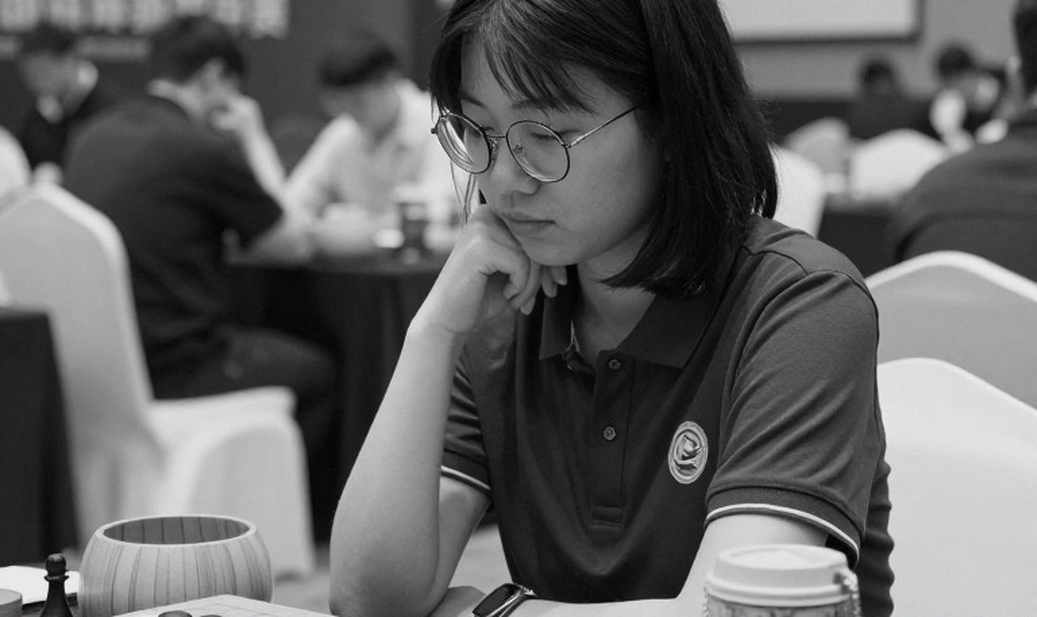 Nepomniachtchi khiến Carlsen toát mồ hôi trước khi vượt qua Sindarov nhờ đồng hồ Nepomniachtchi khiến Carlsen toát mồ hôi trước khi vượt qua Sindarov nhờ đồng hồ